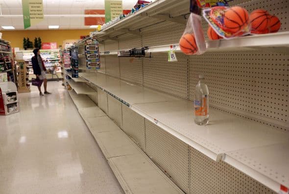 La ciudad de Nueva York decretó la evacuación de algunas zonas bajas de la ciudad, con unos 375.000 habitantes, y el cierre de las escuelas mañana.