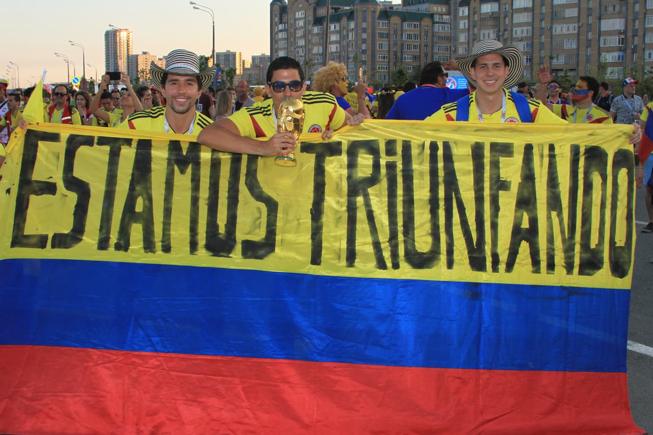 Los aficionados colombianos en pleno festejo en Kazán cobijados por su bandera.