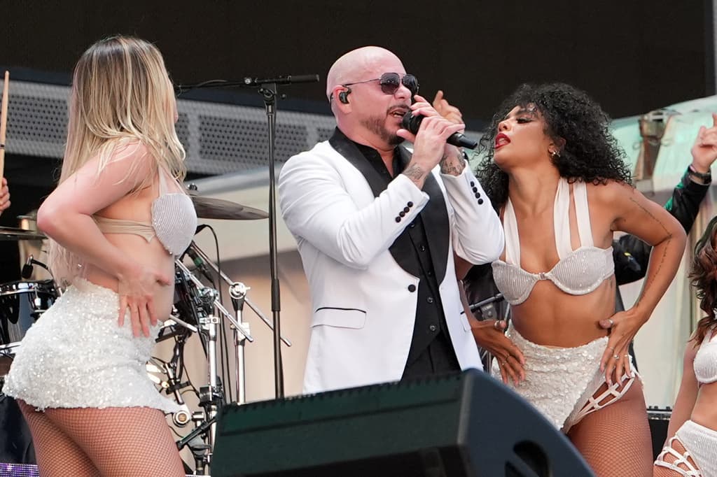 El cantante Pitbull se presentó antes de que comenzara la final.