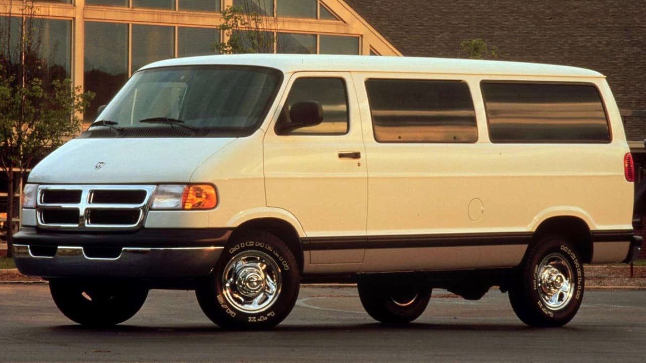 Se trata de un ejemplar de la última versión de la van grande de Dodge, la cual es conocida como la Dodge Ram Wagon construida entre 1998 y 2003. Desde 2003 Dodge no fabrica ni comercializa vans de ese tamaño.