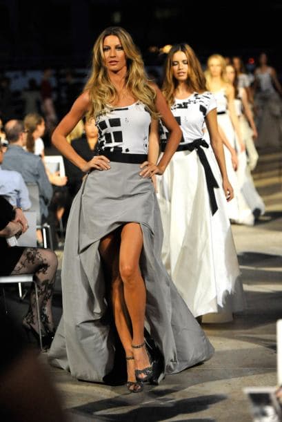 También hemos visto a Gisele modelando vestidos de noche elegantes.