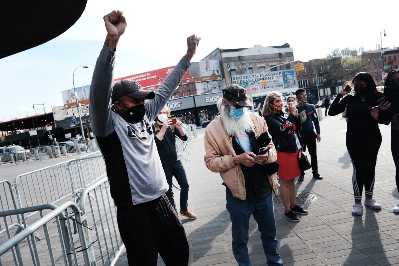 Un hombre alza los brazos en Brooklyn, Nueva York, tras escuchar el veredicto de culpable de todos los cargos contra el expolicía Derek Chauvin, juzgado 
<a href="https://www.univision.com/noticias/estados-unidos/juicio-chauvin-cuando-paramedicos-llegaron-george-floyd-no-tenia-pulso" target="_blank">por la muerte del afroestadounidense George Floyd</a>.