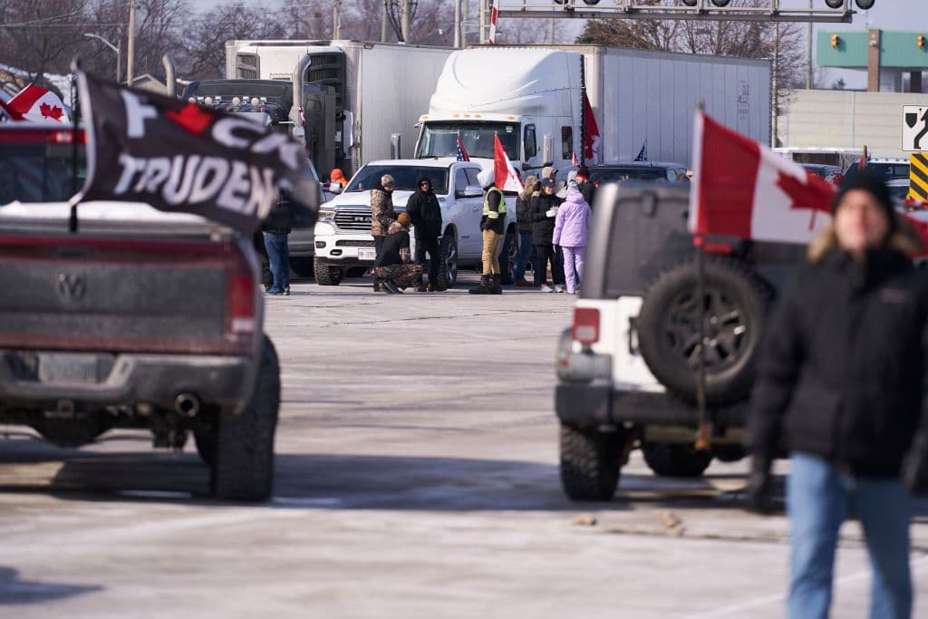 El origen de este conflicto está en una medida que entró en vigor el 15 de enero para los camioneros transfonterizos entre Canadá y EEUU: 
<b>todos deben estar vacunados obligatoriamente.</b>