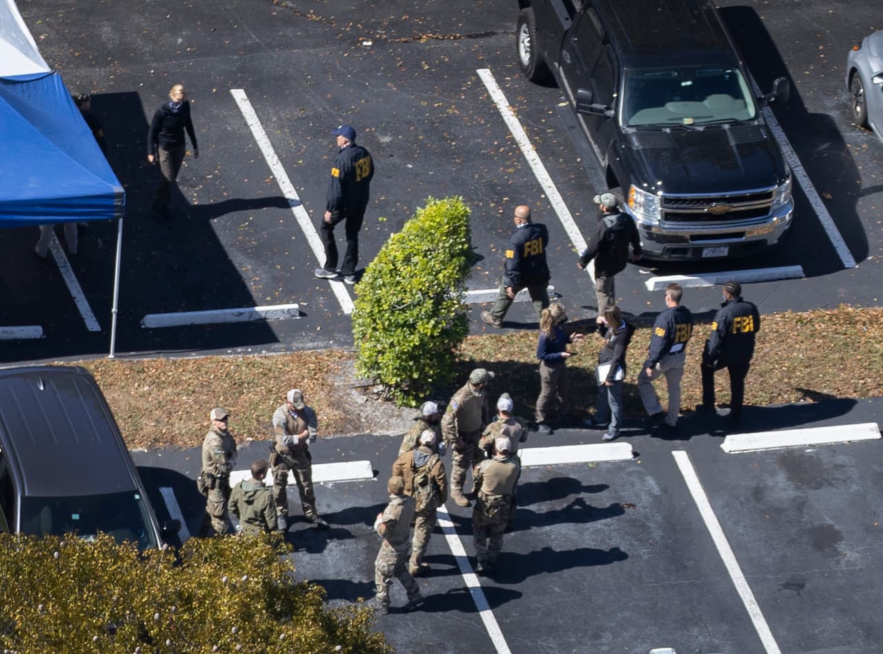 Los otros tres agentes heridos sufrieron lesiones que requirieron atención hospitalaria, pero ambos se encuentran en condición estable. El tercer agente lesionado no requirió hospitalización.
<br>