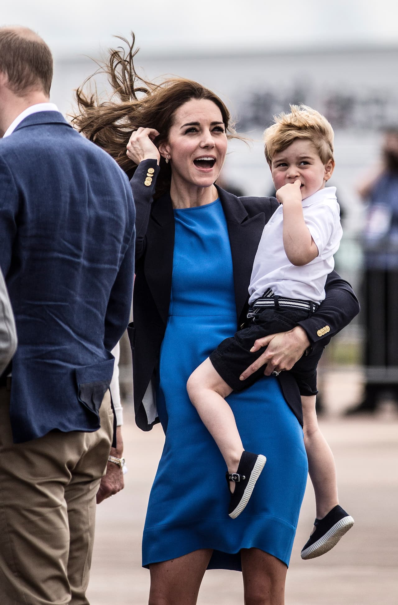 Esta es una de las imágenes más emblemáticas del año. Próximos a salir de viaje, la Duquesa sostenía al Príncipe George con uno ideal vestido azul de Stella McCartney.
