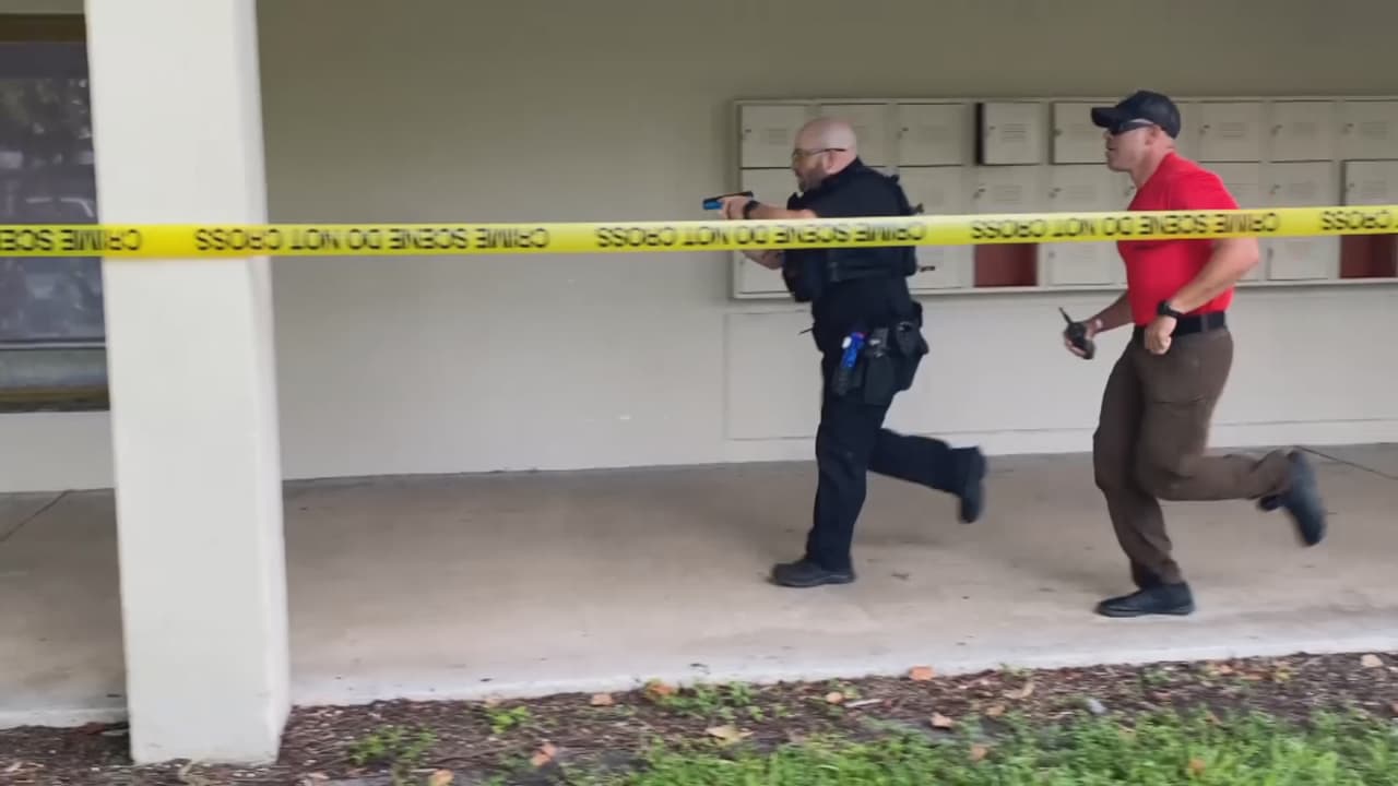 “La política exige a los oficiales entrar inmediatamente sin esperar”: jefe de la policía escolar de Miami-Dade