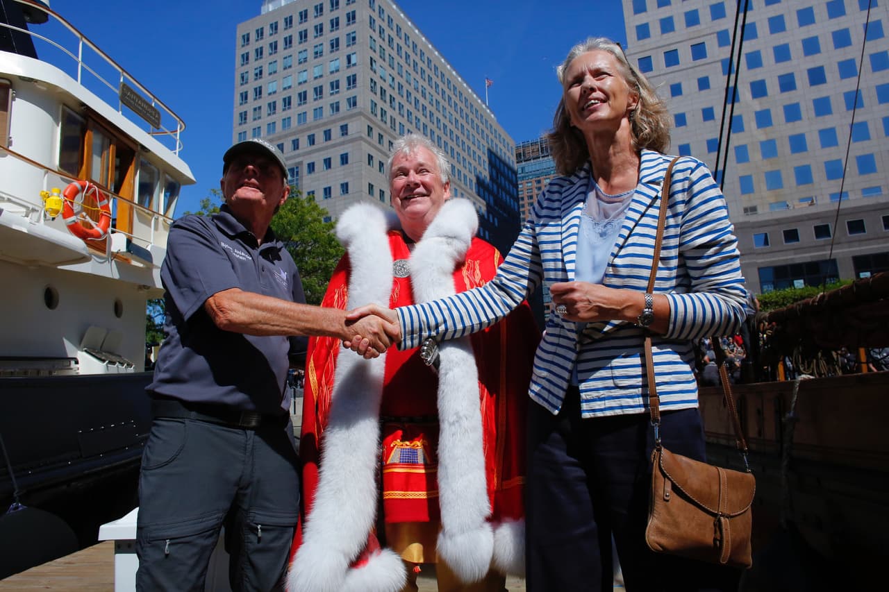 La cónsul noruega en Nueva York, Elian Bergithe Rognlie, estrecha la mano del capitán Bjorn Ahlander. Al centro, Sigurd Aase, curador del proyecto.