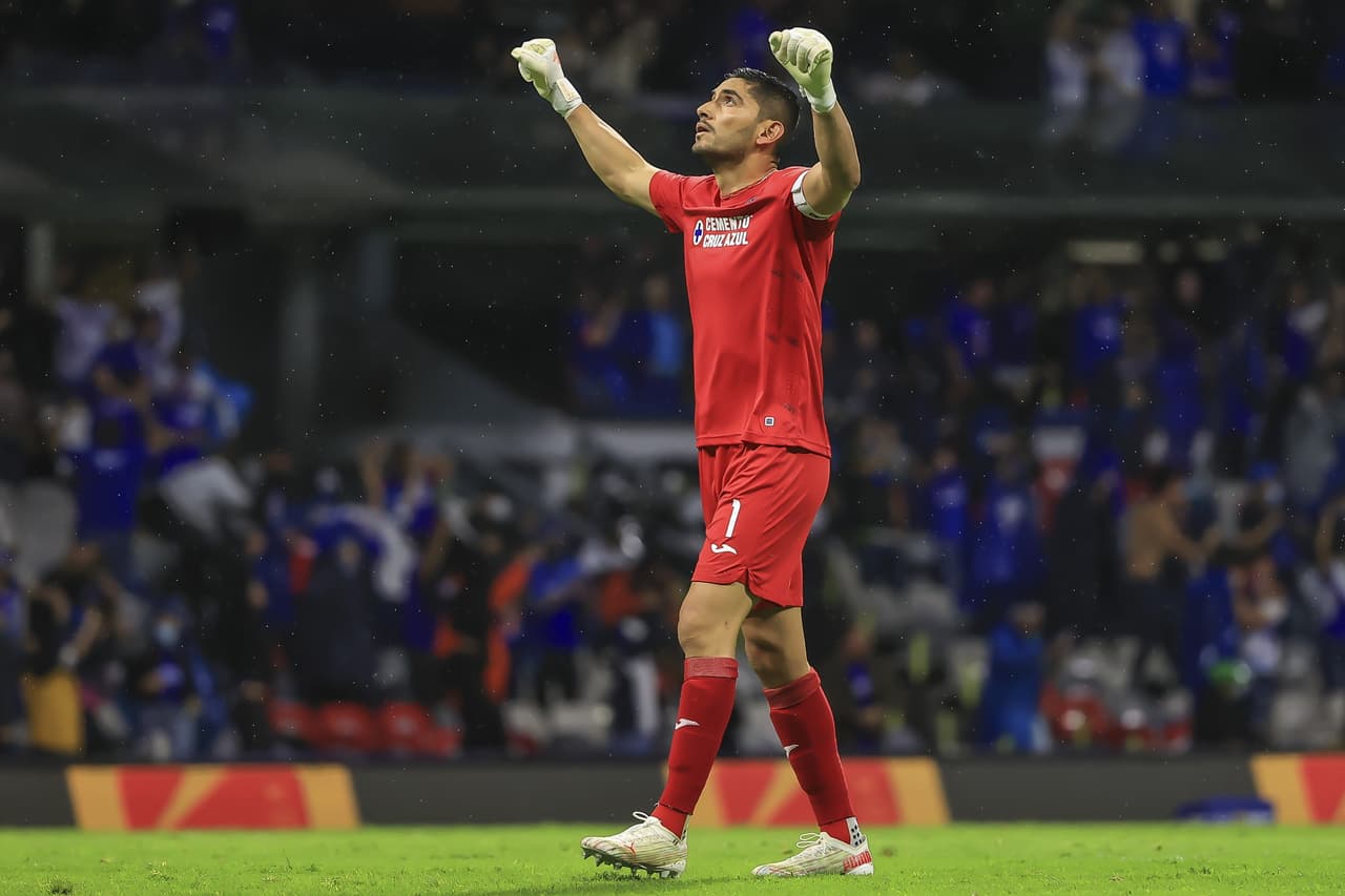 por fin Corona, a sus 40 años, fue campeón de liga y lo festejaba.