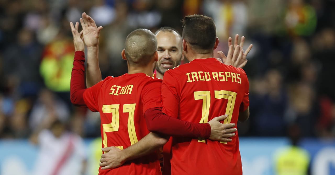 La defensa costarricense quiso rechazar un balón, pero este le quedó al mediocampista del Manchester City