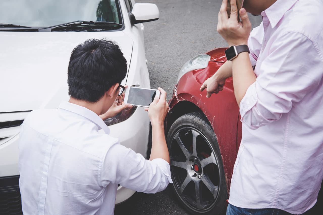 <b>Seguro de automóvil</b>.
<br>
<br>Algunos proveedores de seguros están ofreciendo tarifas reducidas a los que ya no usan su auto para desplazarse al trabajo, según AutoInsurance.org. Menos tiempo en la carretera implica menos probabilidad de un accidente y que su proveedor de seguros tenga que desembolsar dinero en su nombre. 
<br>
<br>La empresa "Slack también ha anunciado bandas salariales más detalladas por ubicación", según una cita de Bloomberg hecha por GoBankingRates. VMware y Twitter también están reduciendo el pago de los empleados que se vayan del el área de la bahía, una de las más costosas del país.
<br>