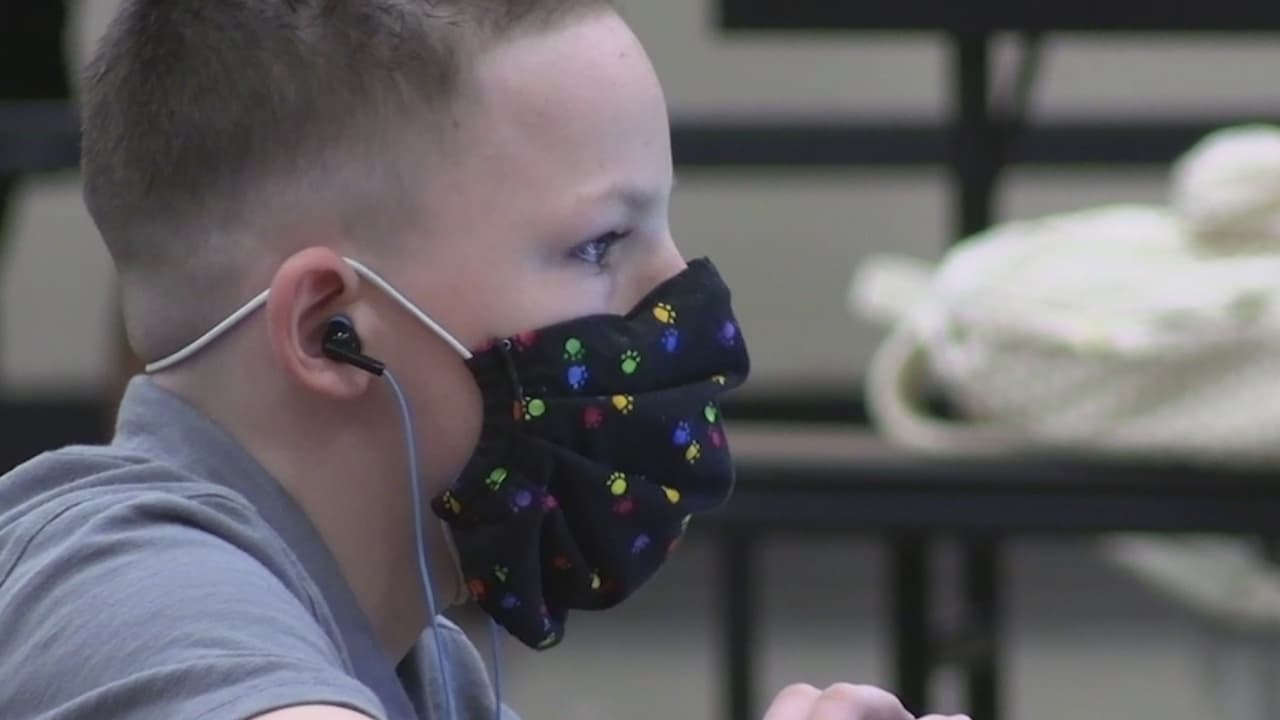 Casos de coronavirus en niños aumenta mientras más distritos escolares comienzan clases presenciales 