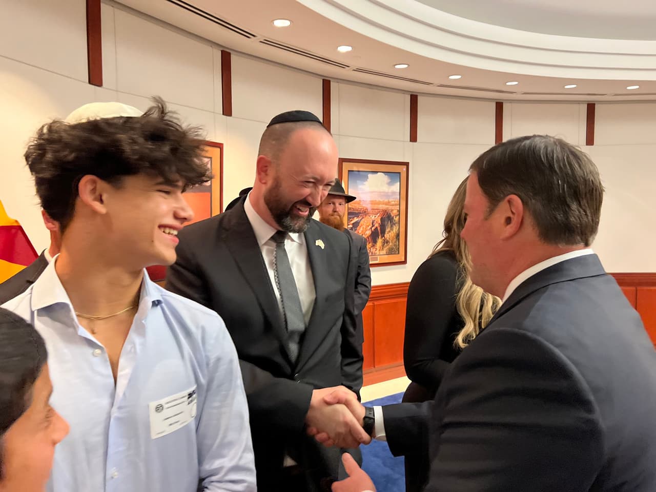 El proyecto de ley se firmó en lo que habría sido el cumpleaños número 120 del rabino Menachem Mendel Schneerson, una figura influyente en la comunidad judía que pidió un momento de silencio en las escuelas al comienzo de cada día después del intento de asesinato del presidente Ronald Reagan, el 30 de marzo de 1981.