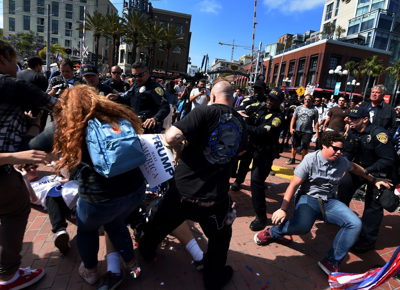 Esta pelea entre partidarios y contrarios de Trump fue en San Diego, California, el 27 de mayo de 2016. Arrestaron al menos a10 personas en la jornada.