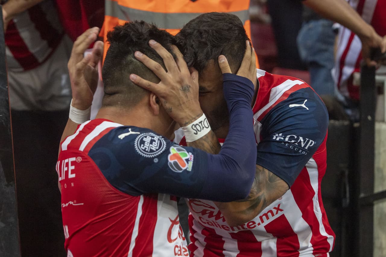 Alexis, quien metió el cuarto gol, festejó con el Nene.