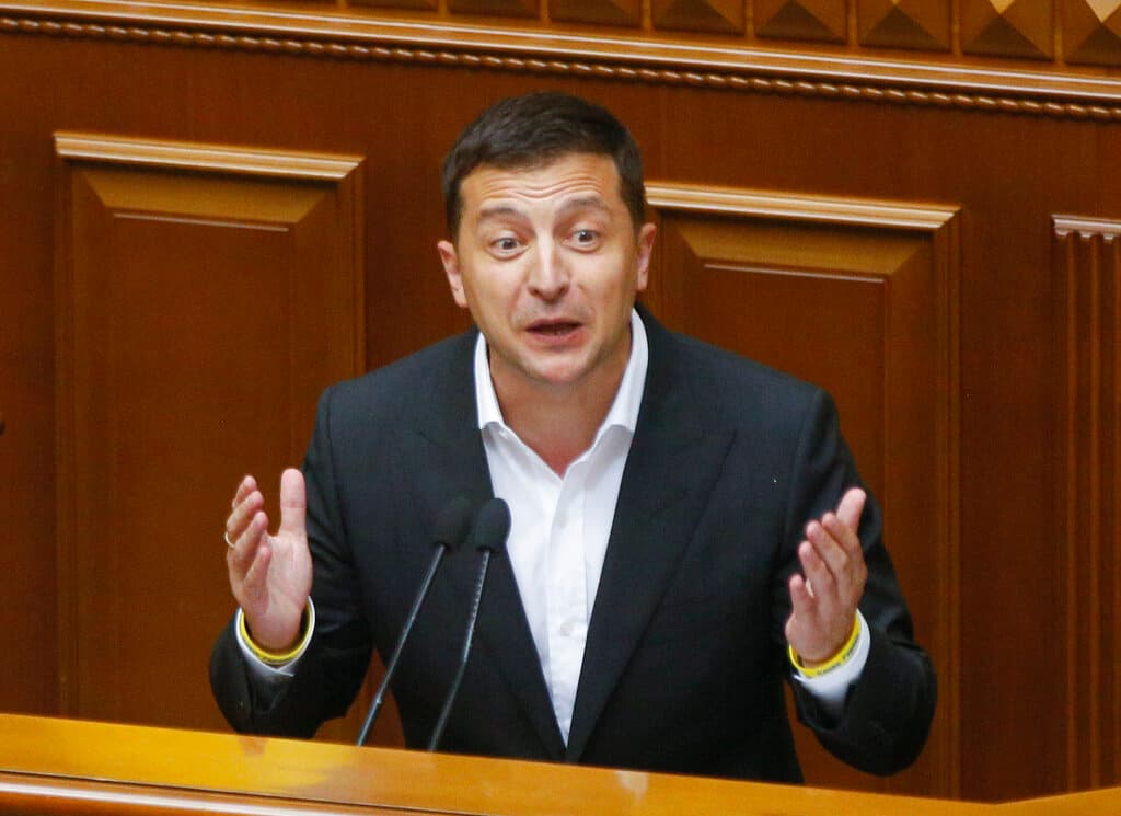 Volodymyr Zelensky, habla con los diputados ucranianos recién elegidos durante una sesión parlamentaria en Kyiv, Ucrania, el jueves 29 de agosto de 2019.