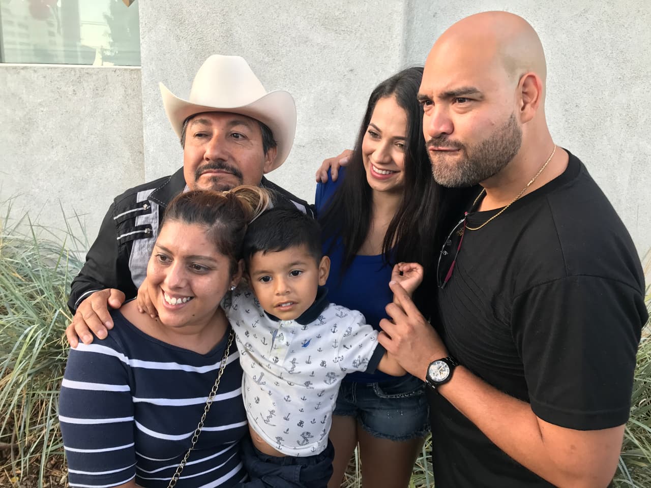 El Bueno, La Mala y El Feo llenaron las calles de seguidores de Christian Nodal para su primer encuentro con sus fans en la ciudad de Los Ángeles.