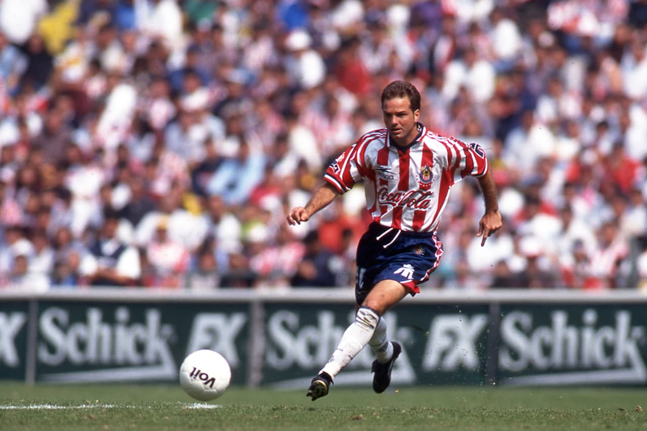 Y más tarde jugaría para las Chivas, incluso en una final de liga.