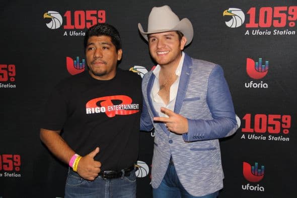 El Dasa no solo deleitó a sus fans con su voz y carisma, también compartió con ellos tomándose fotos antes del concierto. 