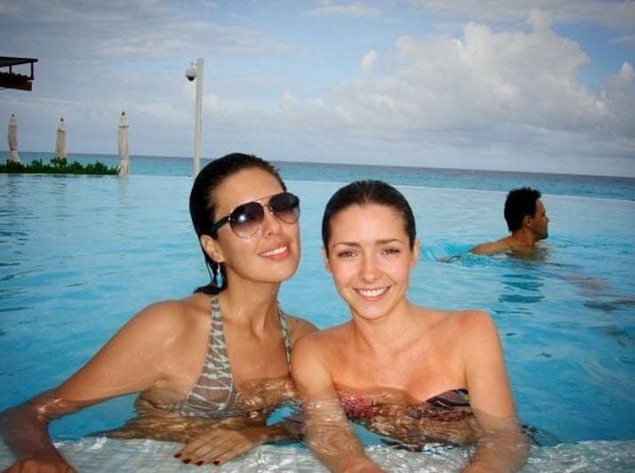 “Hace unos días pasé algo muy doloroso, mi prima, a la cual quiero y vi siempre como hermana, partió, a diferencia de lo que la gente puede experimentar después de que alguien querido se va, yo no estoy de luto, estoy agradecida por el tiempo que compartimos y mi certeza de lo que viene después, de nuestra experiencia aquí en la Tierra, me hace alegrarme infinitamente por ella, el dolor de saberla sufriendo desapareció en cuanto ella partió”.
<br>