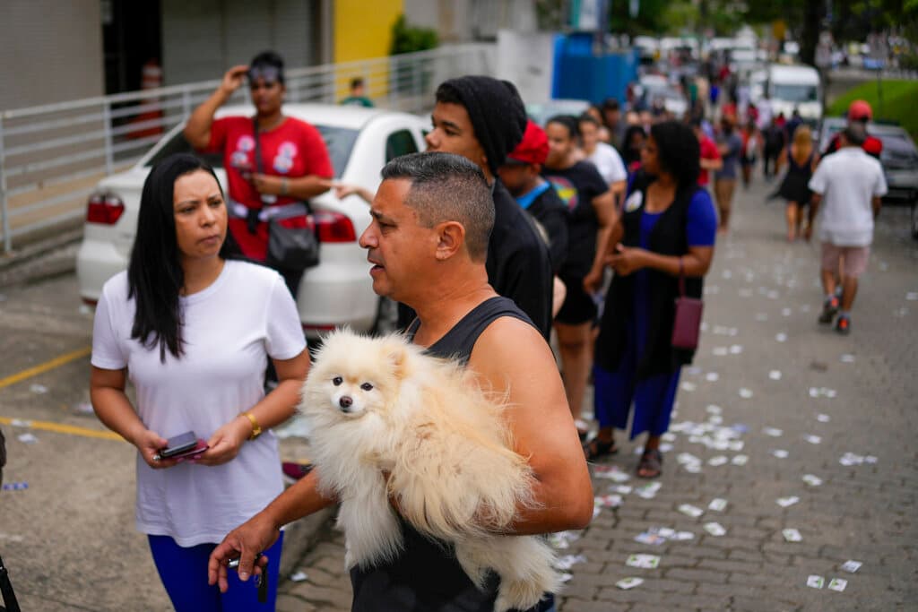 Personas haciendo filas en un centro de votación en Río de Janeiro. Bolsonaro tuvo un resultado especialmente bueno en el sureste de Brasil, que incluye a los populosos estados de Sao Paulo, Río de Janeiro y Minas Gerais.
