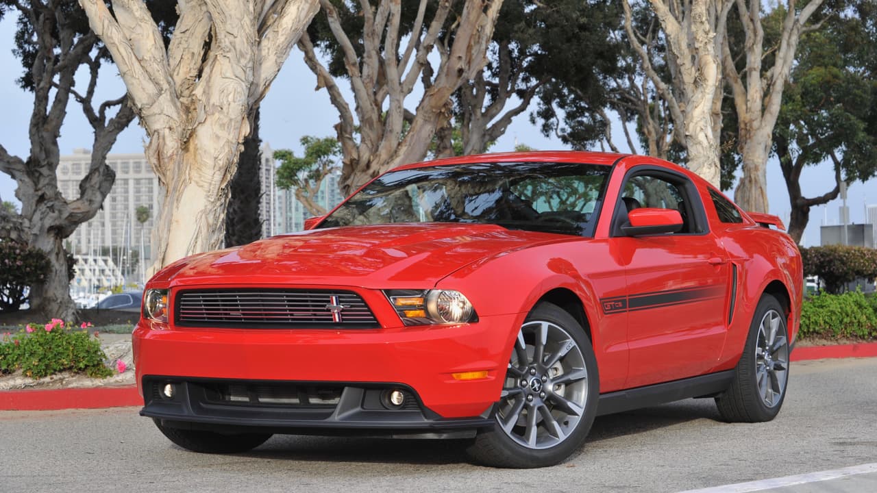 La actualización de la quinta generación del Ford Mustang trajo un nuevo GT California Special. El auto no solo fue beneficiado por un diseño notoriamente 
<b>más atractivo</b> y por cambios en la suspensión, sino también por la llegada del V8 'Coyote' de 5.0 litros de desplazamiento, un motor tecnológicamente superior al V8 'modular' utilizado en la versión 2007, que fue comparado favorablemente con los motores V8 alemanes y que producía 
<b>420 caballos de fuerza</b> y
<b> 390 lbs.-pie de torque</b>.
<br>
<br>La tercera versión del Mustang GT California Special fue producida entre 2011 y 2014.