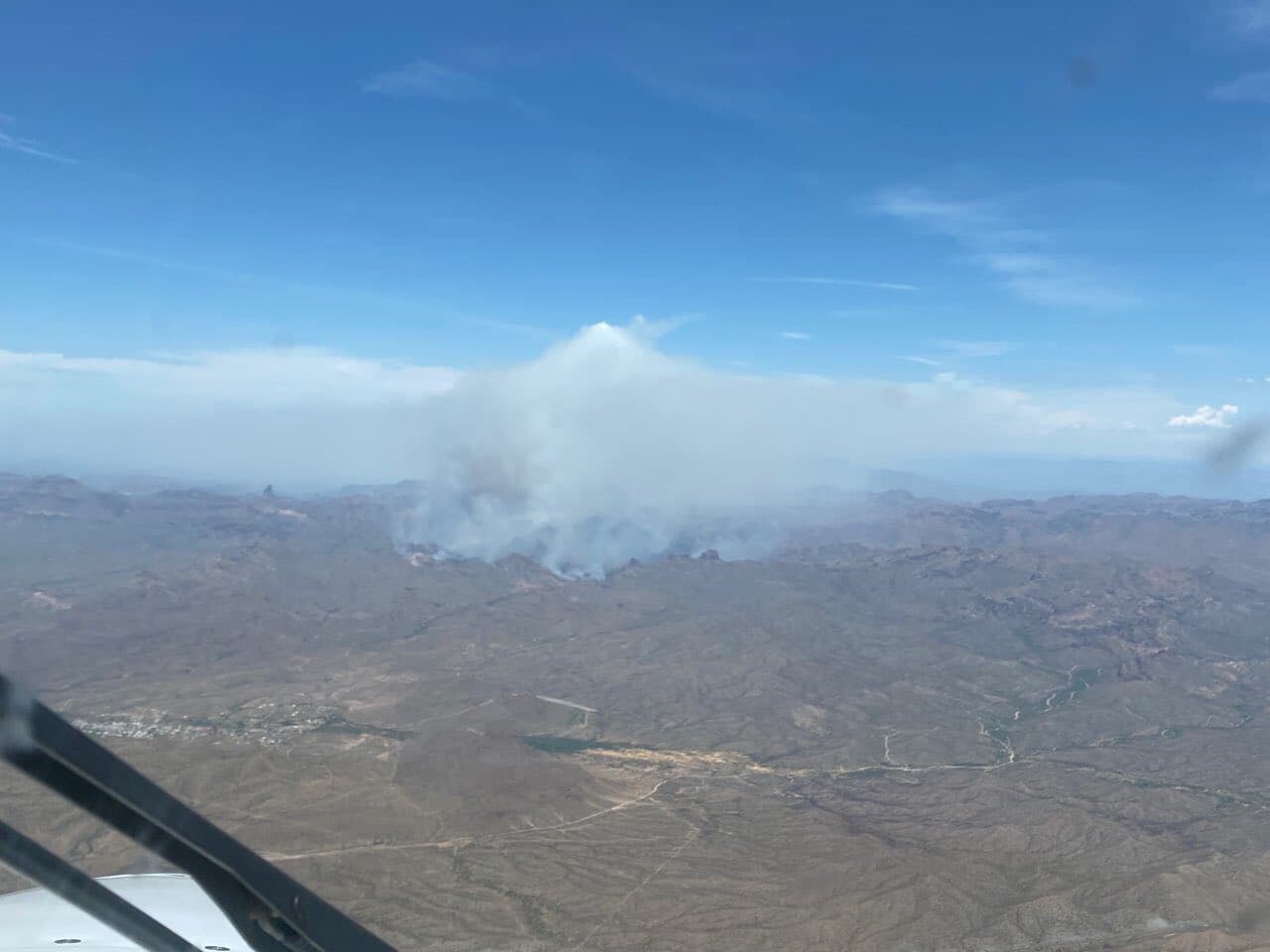 El 
<b>incendio Sawtooth</b>, causado por un rayo, ha quemado cerca de 24, 729 acres. 
<br>Un equipo 225 personas del estado están luchando contra el incendio por el aire y tierra. Hasta ahora, solo han podido 
<a href="https://inciweb.nwcg.gov/incident/6730/" target="_blank">contener un 81% del incendio Sawtooth</a>.
<br>