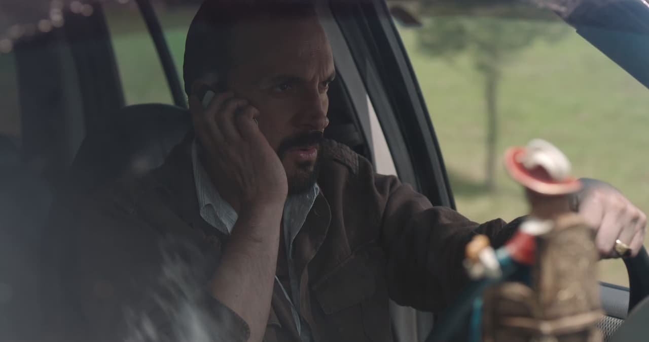 Arturo condujo su camioneta por una carretera de Chihuahua acompañado solamente del ángel de yeso, una bolsa de cocaína y su teléfono celular.