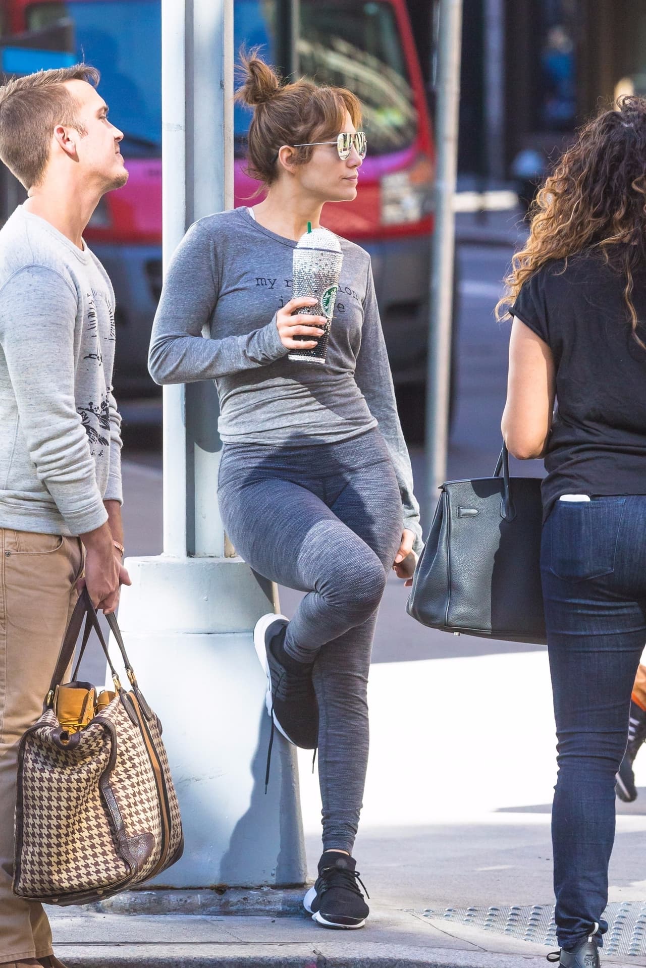 O bien para utilizarlo después de un día en el gimnasio, como en esta imagen en la que 'La Diva del Bronx' fue captada el 20 de octubre en la ciudad de Nueva York.