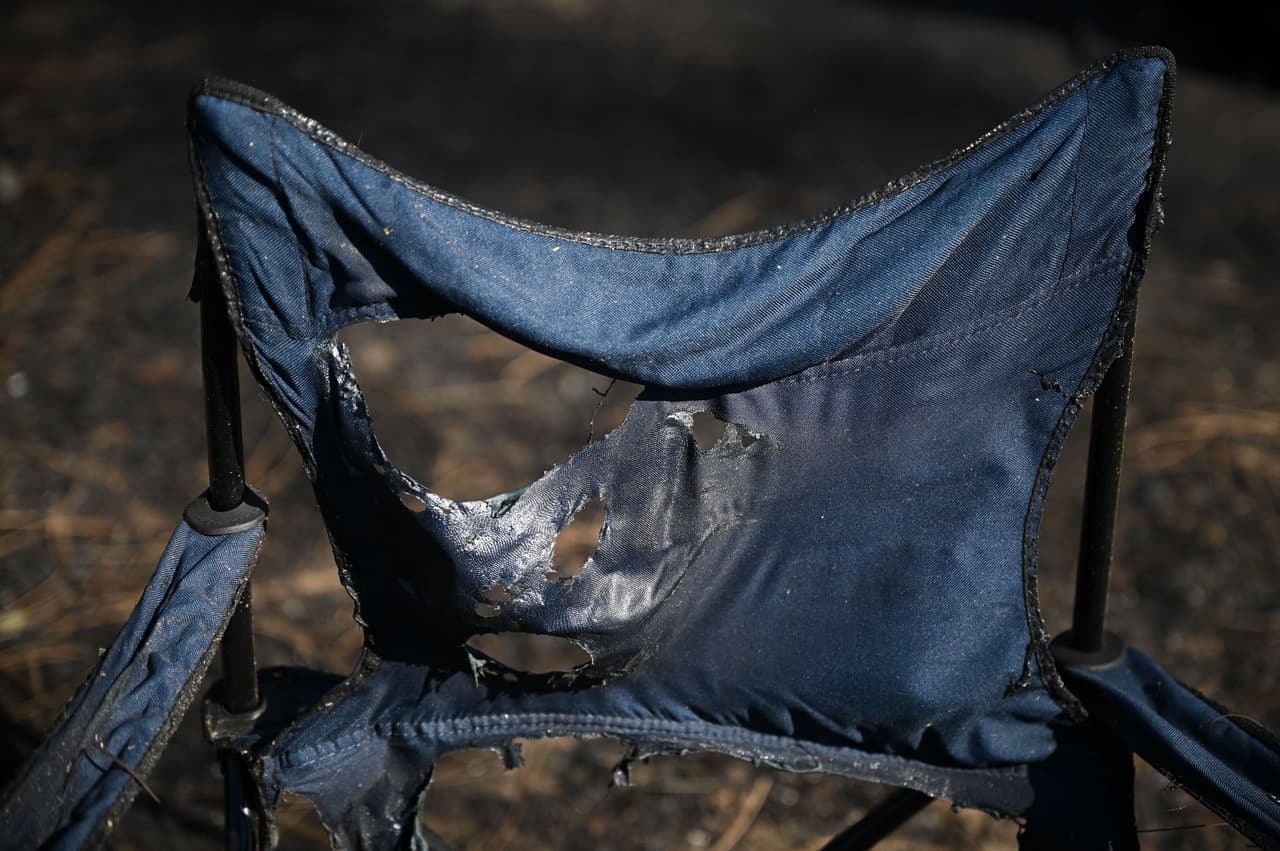 Esta fotografía, tomada el 19 de julio de 2022, muestra una silla de
<i>camping</i> quemada en La Foret, un sitio de acampar que ha sido devastado por un incendio forestal en Pyla sur Mer en Gironda, en el suroeste de Francia.