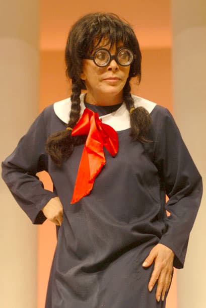 No, aunque no me lo crean, no es "Betty la Fea" ¡Es Verónica Castro! Además de hacer cine y telenovelas también ha participado en obras de teatro. Aquí la podemos ver en "Chiquita Pero Picosa" obra que realizó en 1980 y en el 2008. ¿Qué les parece su "look"?