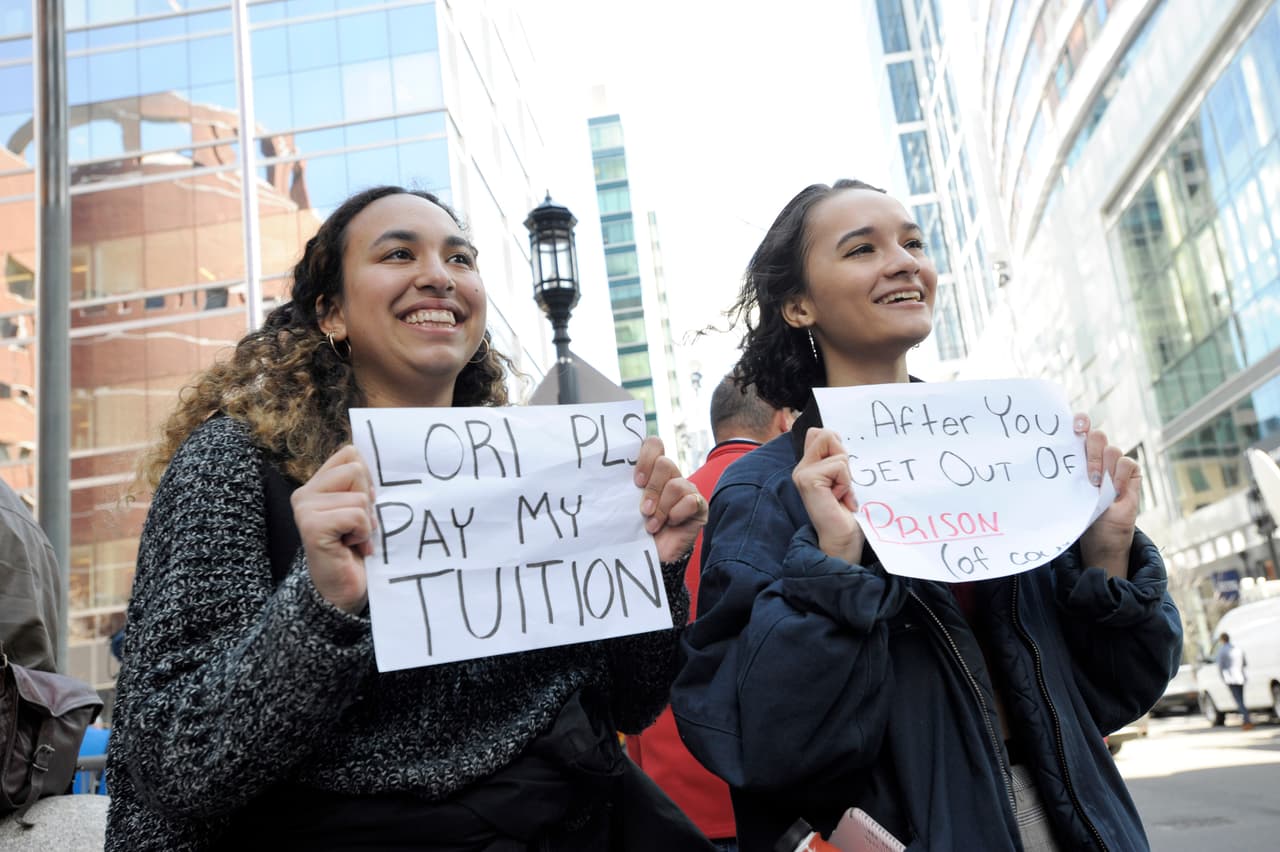 “Lori por favor paga mi educación, después que salgas de prisión por supuesto”, se lee en estos carteles que dos mujeres llevaron a las afueras de la corte federal en Boston. Huffman, Loughlin y Giannulli, cuya marca de ropa Mossimo se vendió por años en Target, no han hecho declaraciones públicas sobre los cargos.