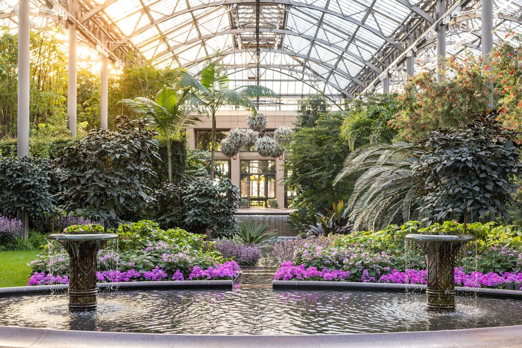<b><a href="https://longwoodgardens.org/gardens/seasons/spring-blooms">Spring Blooms at Longwood Gardens (1 de abril al 7 de mayo)</a>.</b> Los colores y los aromas de la primavera te reciben durante el evento anual Spring Blooms de Longwood Gardens, que ofrece oportunidades para disfrutar de los fragantes campos de tulipanes, glicinias y más de la atracción de renombre mundial.