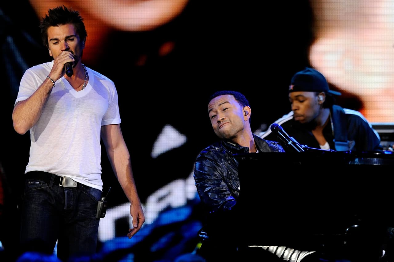 Juanes y John Legend cantan para inmigrantes en la cárcel
