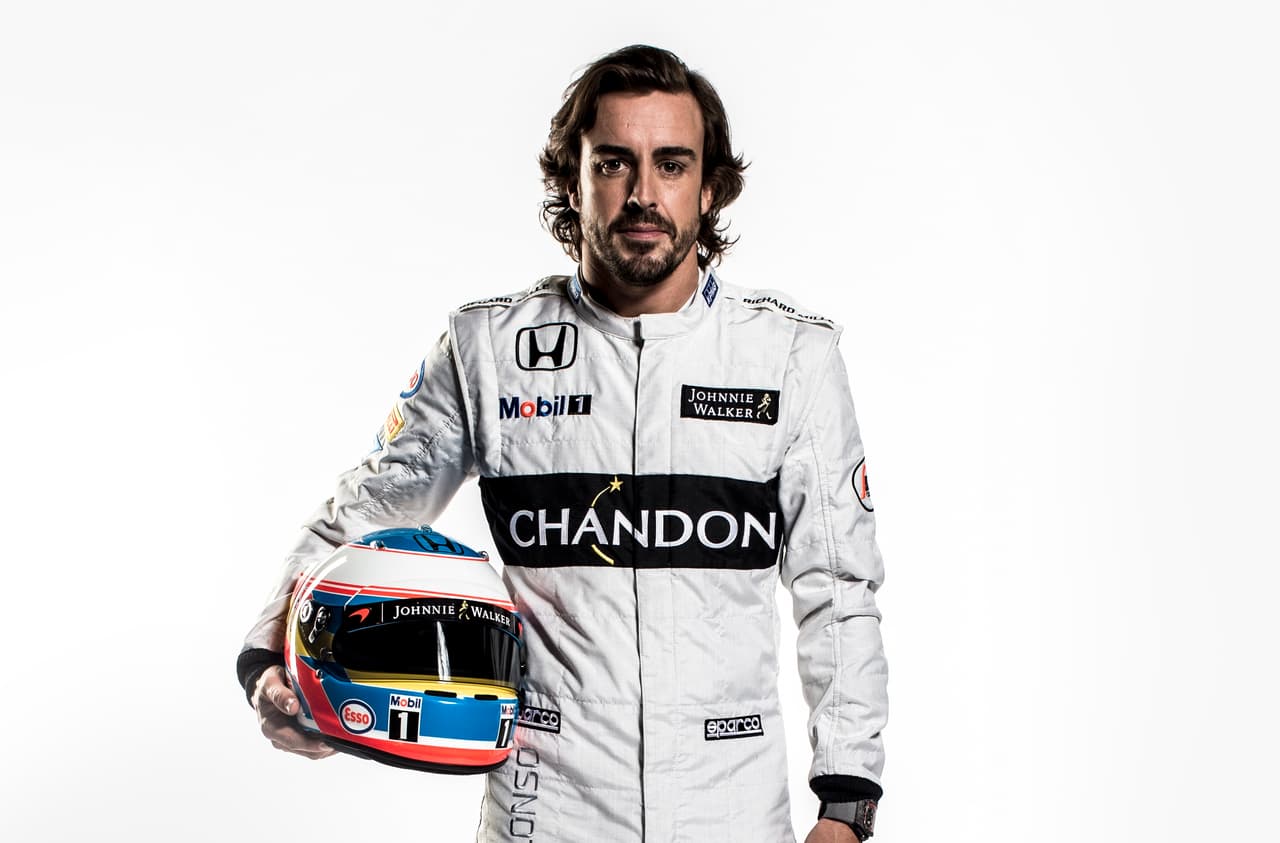 Fernando Alonso es uno de los pilotos más idolatrados de la Fórmula 1 en la actualiad. El español de 35 años tiene corridas 270 carreras y logró dos títulos mundiales, en 2005 y 2006 con Renault. Compite en la Fórmula 1 desde 2001 cuando hizo su presentación con Minardi. Hasta hoy, ha ganado 32 carreras.