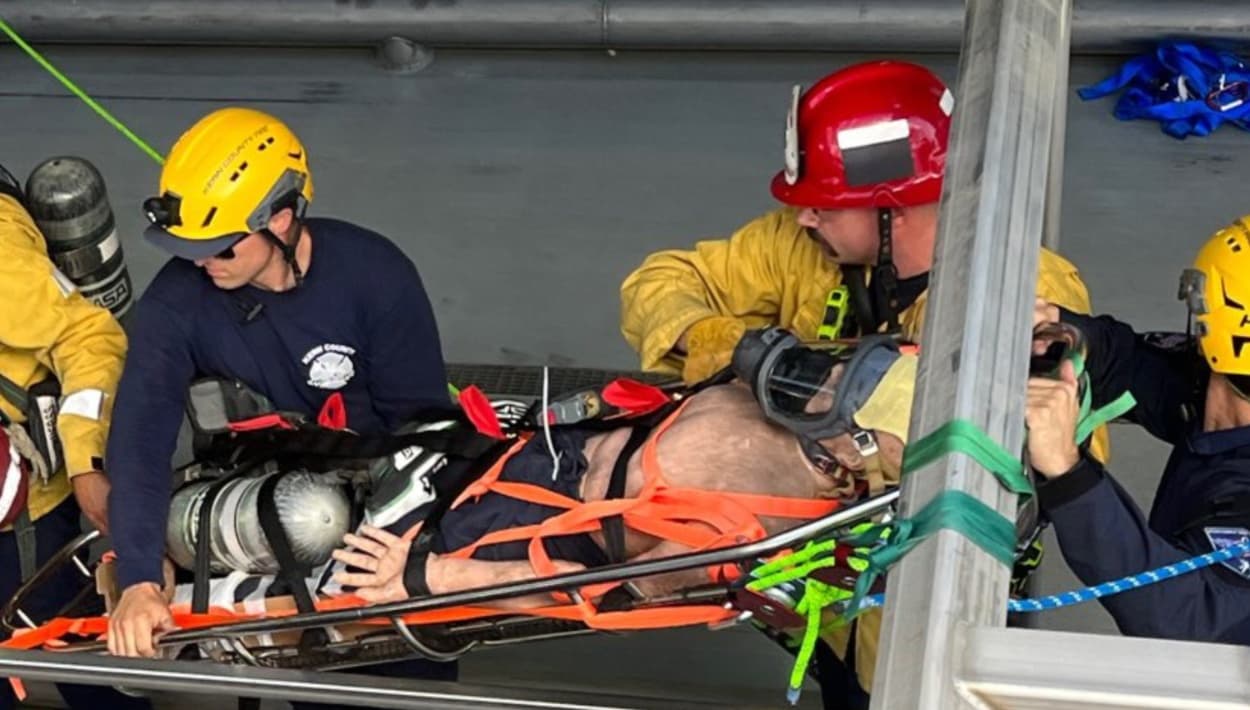 Bomberos del condado de Kern realizaron un simulacro en un espacio cerrado como parte de su constante entrenamiento.