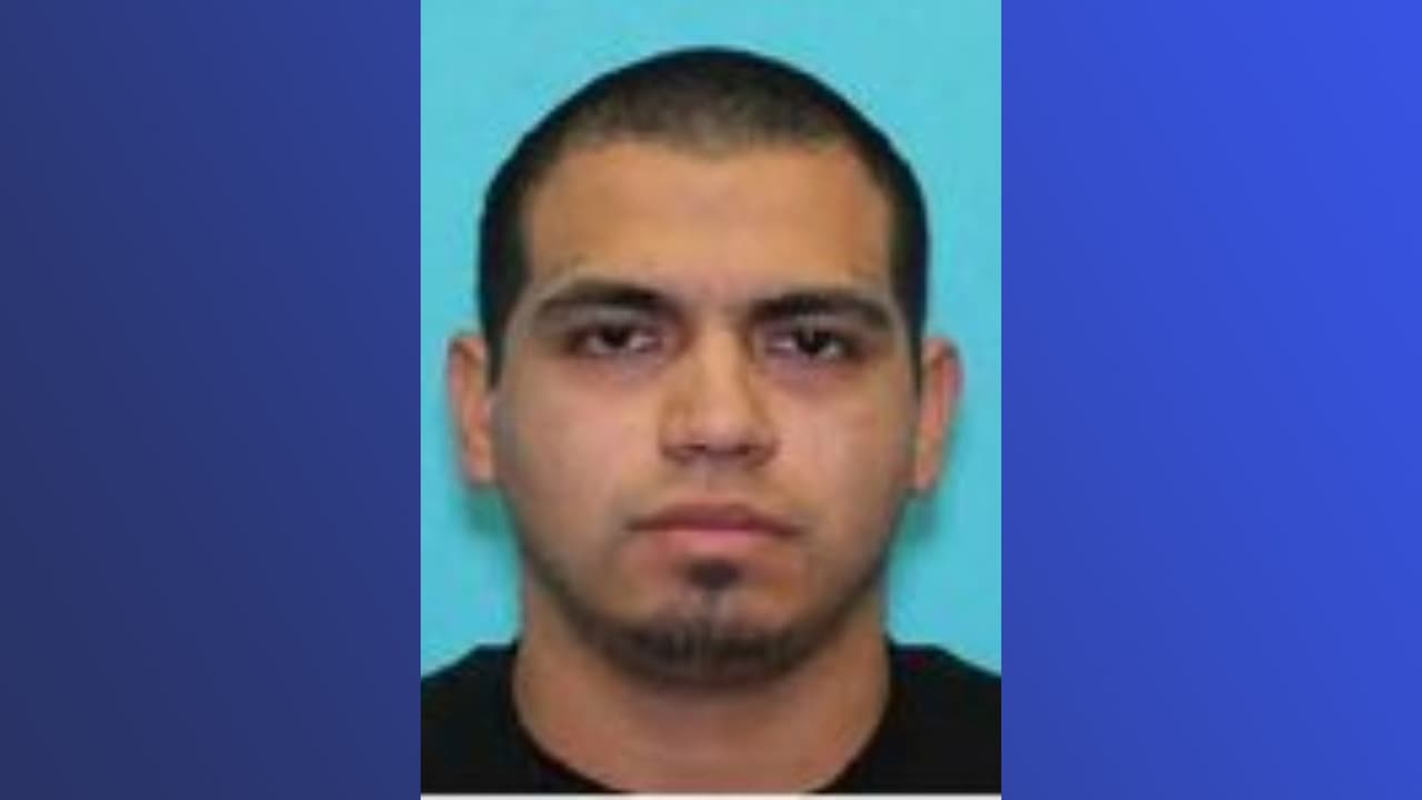 Eddie Rivera es buscado por agresión y violencia familiar en Fort Worth.