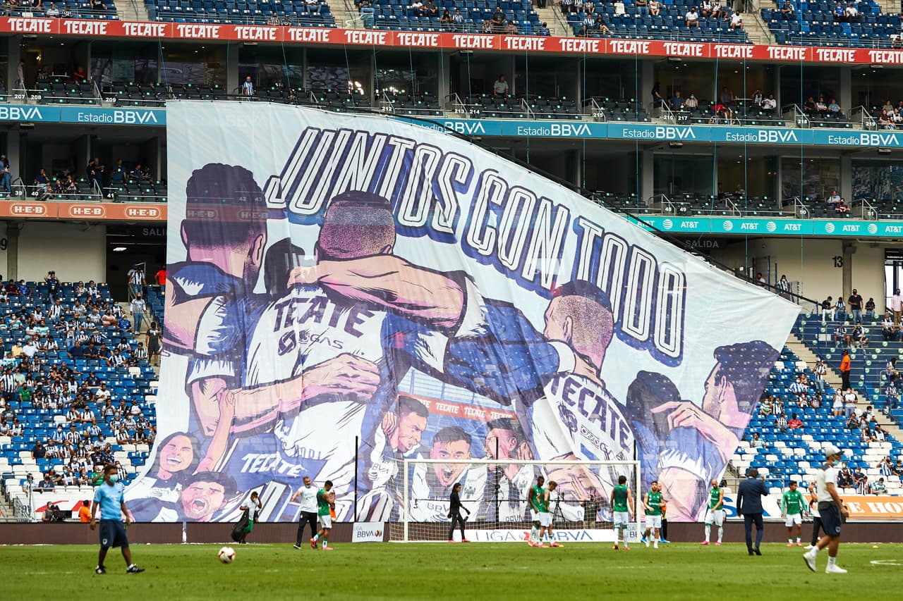 Con una gran manta el público le hizo sentir su apoyo a La Pandilla.