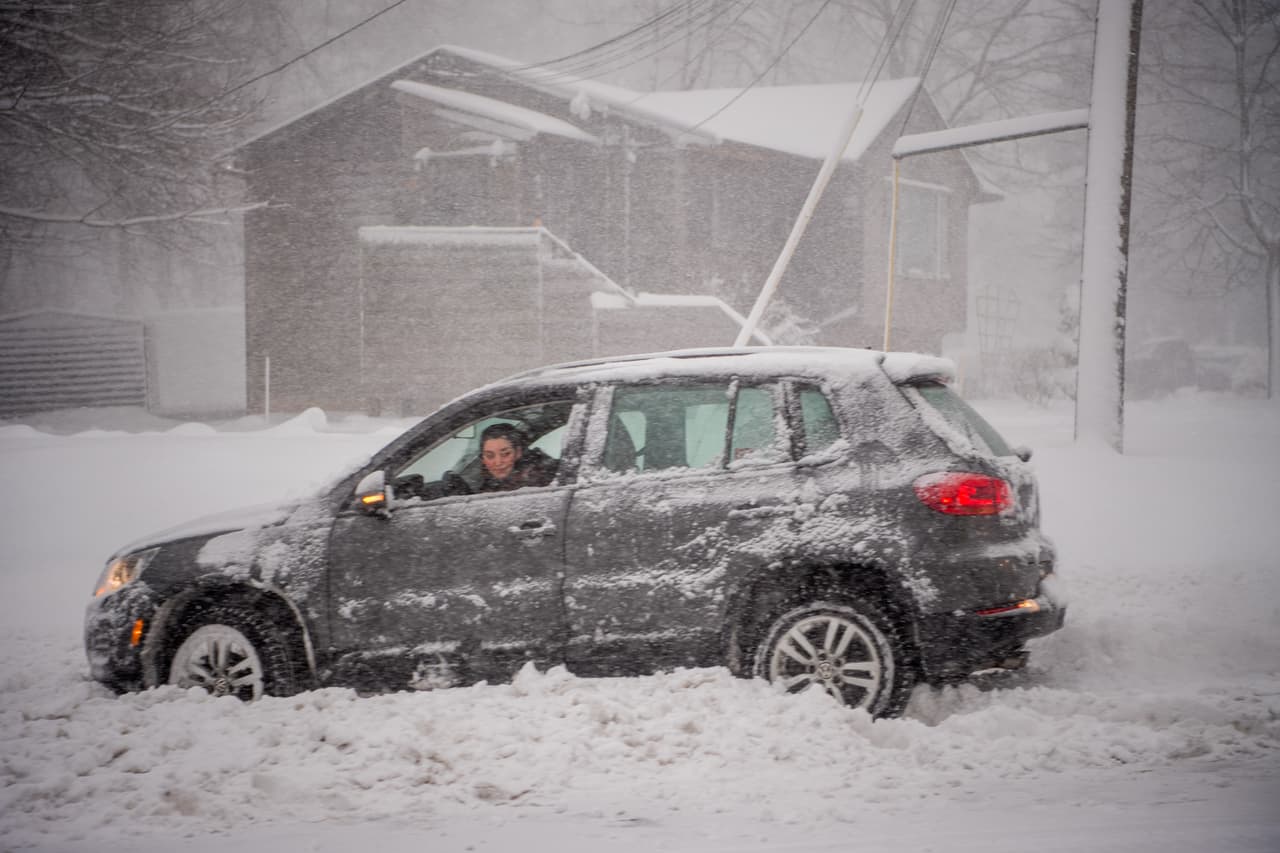 Si tu auto se atasca durante una tormenta, 
<b>lo más conveniente y seguro es que quedes dentro del vehículo</b>. Si abandonas el auto, podrías desorientarte rápidamente con el viento, la nieve y el frío.