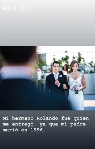 Su hermano entregándola en el altar.