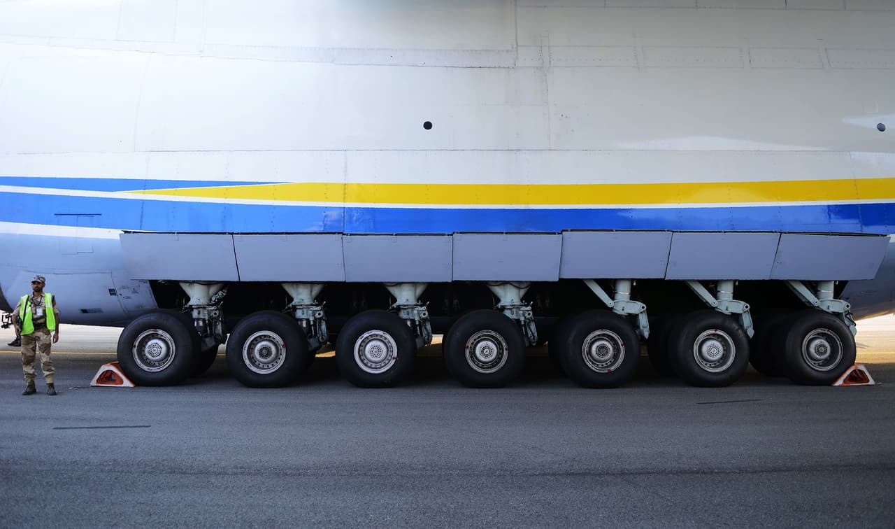 La hilera de ruedas del pesado avión, que forma parte de la compañía de carga Antonov Airlines de Ucrania. Luego de la noticia de su destrucción, esta empresa dijo que no podía verificar la “condición técnica” de la aeronave hasta que fuera inspeccionada por expertos.
<br>