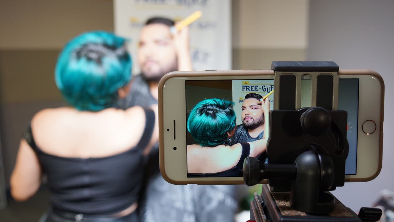 El Tambochi pago la apuesta contra El Compa Ivan cambiando de 'look' por un día.