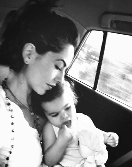 Bárbara está feliz en su nueva faceta y comparte tiernas imágenes junto a su nieta.