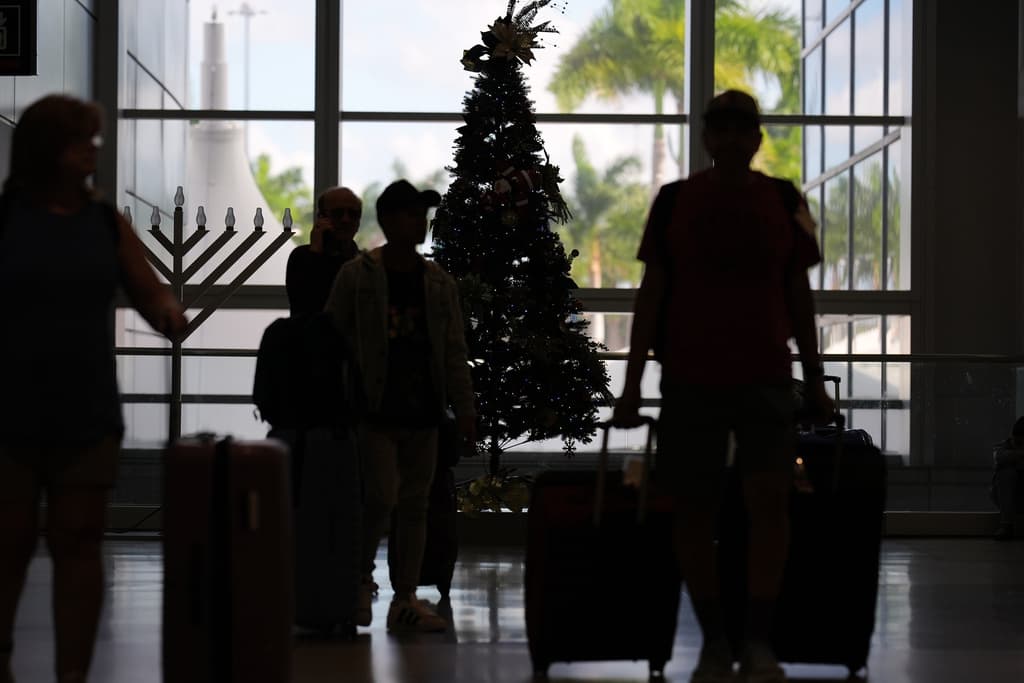 Así luce el aeropuerto de Miami durante la Navidad