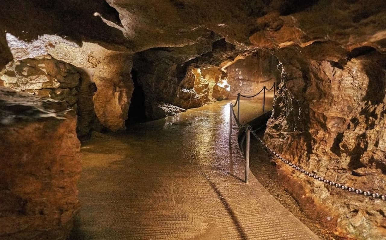 Ya en la región, también podrías considerar visitar Linville Caverns. Descubre estalactitas, estalagmitas y aprende sobre la historia de estas montañas milenarias. Situado a unos 45 minutos de Boone y bien vale la pena el corto trayecto en auto.