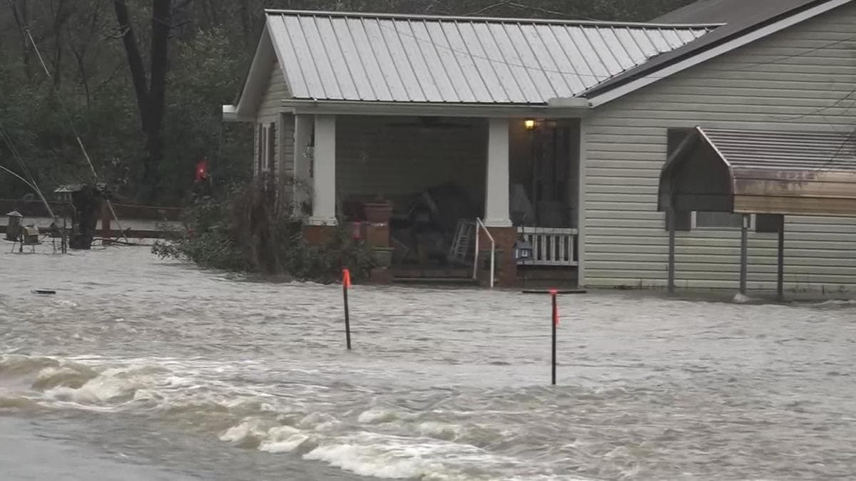 Varios condados al sur de Georgia han sido afectados por las severas inundaciones provacadas por las fuertes precipitaciones registradas en los últimos días en el estado. El gobernador Brian Kemp, declaró estado de emergencia.