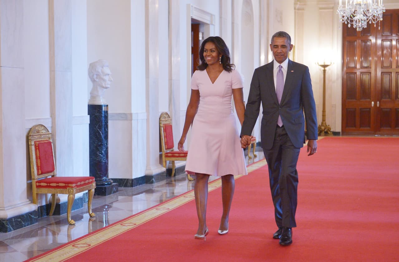 Lejos de los estampados y de las texturas, si eliges un vestido de un solo bloque de color la atención se concentrará en la silueta del vestido y en los cortes, eso también quiere decir que toda la mirada se direccionará sobre el cuerpo. Por eso si no te sientes cómoda con tanta atención, un vestido blanco como este que usó Michelle Obama durante la ceremonia del National Medal of Arts en la Casa Blanca irá perfecto con con un blazer del color chillón que elijas.