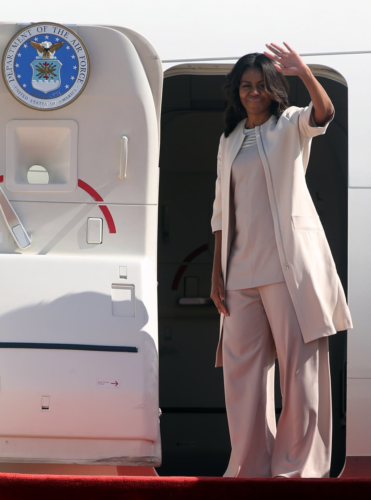 Ir toda de blanco, como lo hizo en su viaje de regreso de Qatari, es una manera de hacer que este tono se convierta en el más refinado del armario. Imposible no despertar todas las miradas con tan contundente brillo. Esta estrategia de hacer que un 'suit' de pantalones y chaqueta se vea inmaculado en blanco también lo han usado con astucia otras primeras damas, como la de Argentina, Juliana Aguada. Lo importante si se van a llevar piezas juntas es que vayan en un mismo registro de blanco, de lo contrario será mejor apostar por crear contraste.