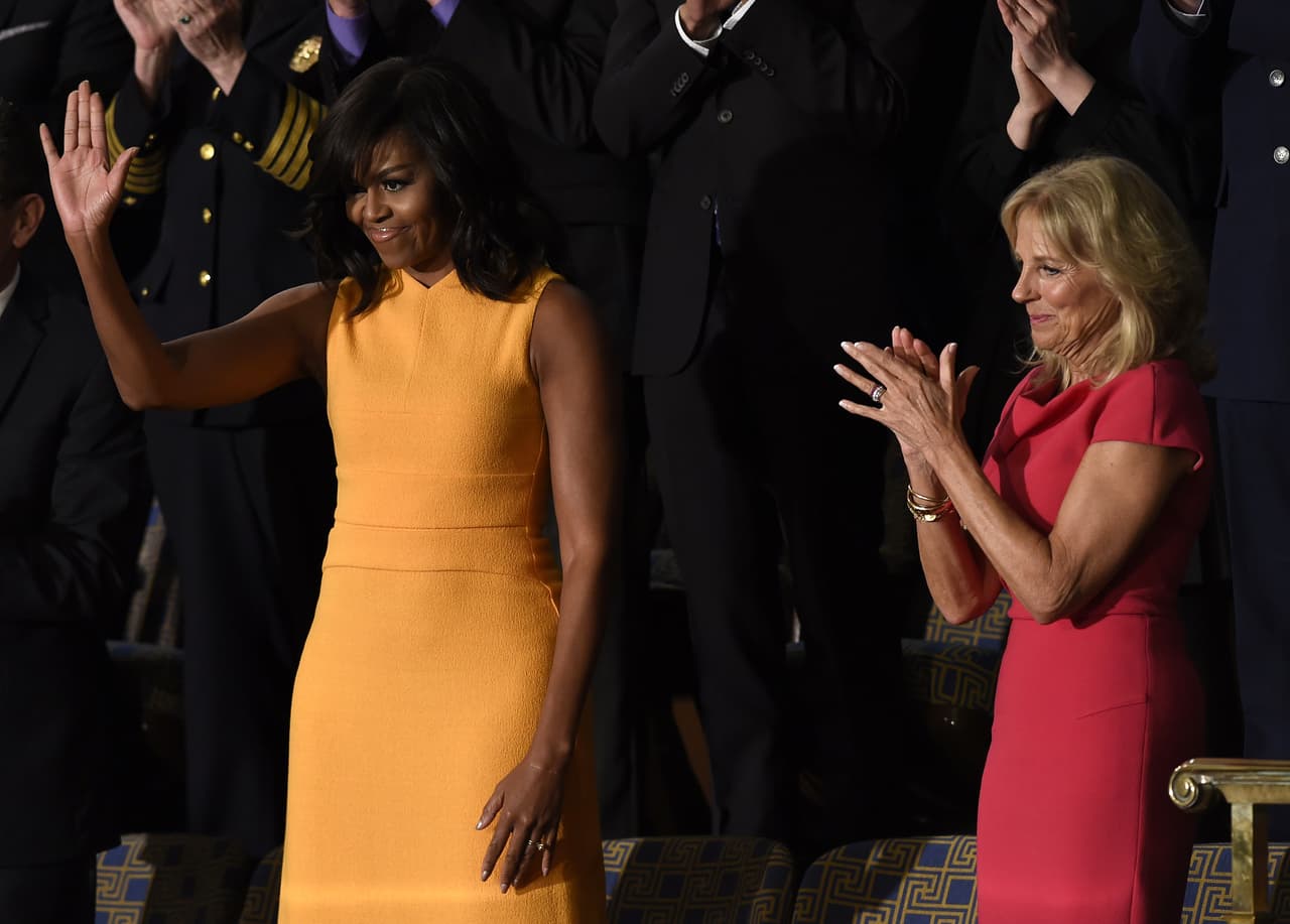 Quizás hay pocas tendencias tan fácil de usar como esta. Se trata, como lo hizo con mucho refinamiento Michelle Obama en el último discurso de su marido sobre el Estado de la Unión, de buscar un vestido de un color compacto y contundente de cortes muy planos como este que le diseñó Narciso Rodríguez. Lo ideal es llevarlo con un abrigo de un color fuerte y que contraste. A este vestido amarillo sol le iría igual de bien un abrigo negro como uno rosa.