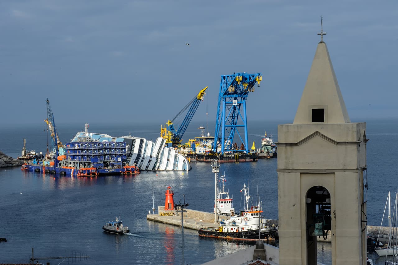 Los trabajos para reflotar el Costa Concordia,
<a href="https://www.univision.com/noticias/noticias-del-mundo/el-costa-concordia-enderezado">casi un año después del accidente</a>.
<br>
<br>“Todos sufrimos de síndrome de estrés postraumático, sentimos culpa de haber sobrevivido mientras otras 32 personas murieron”, dijo a la agencia AP Georgia Ananias, una sobreviviente del naufragio que reside en Los Ángeles.
<br>