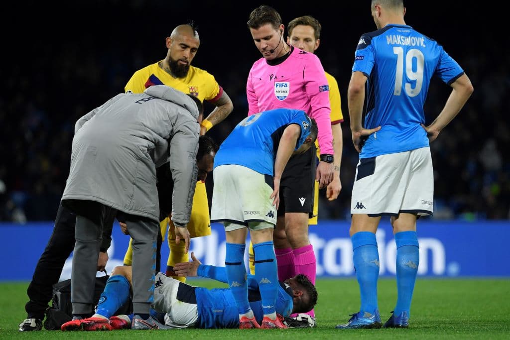 Mertens queda tendido en el césped, está lesionado y se va del partido.